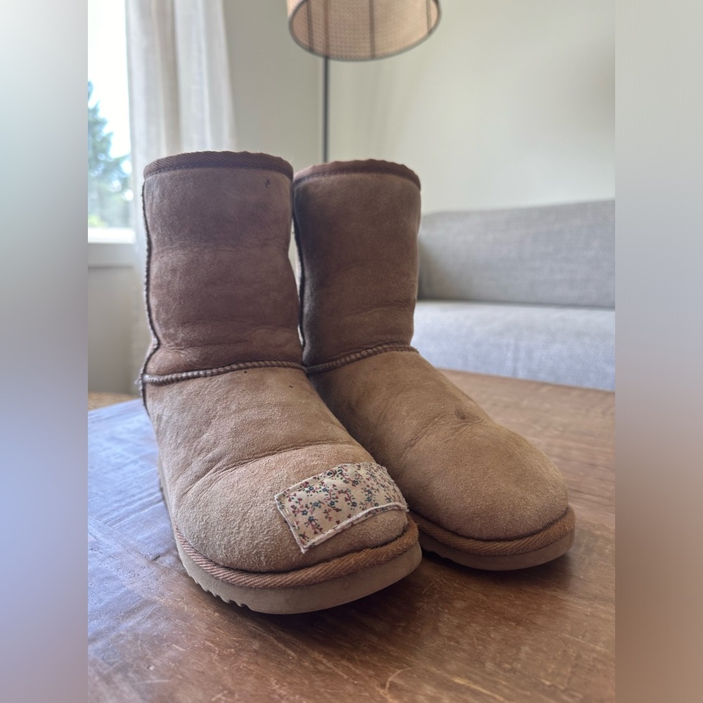 Uggs Kids Classic ll Boot | Size 4 Chestnut